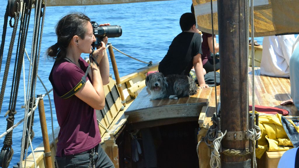 Fotógrafa y bióloga marina Julia Gostischa, a bordo del velero