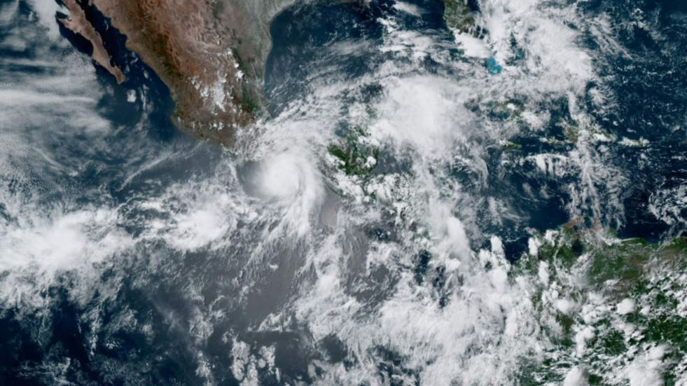 Huracán Agatha tocando tierra en México
