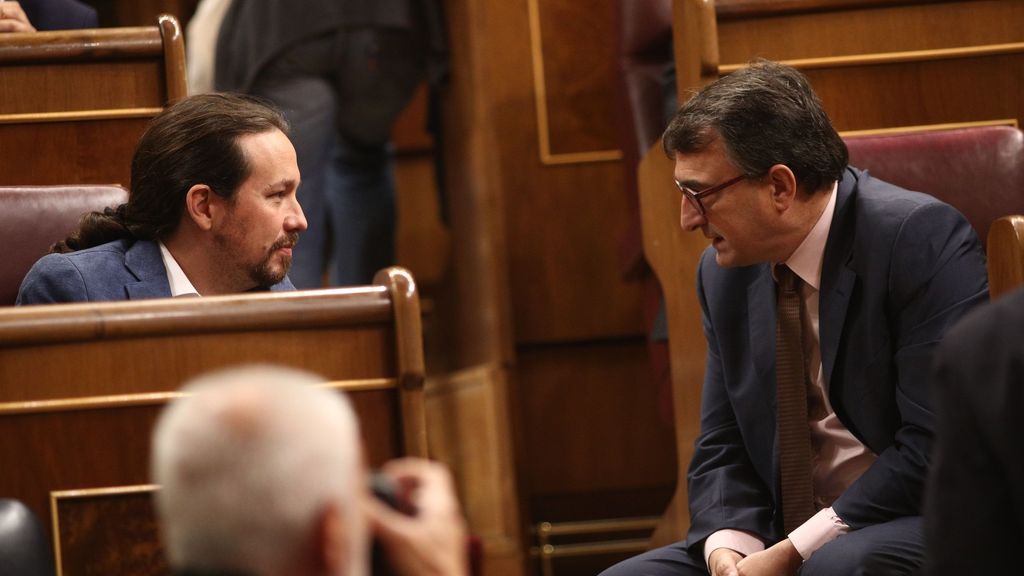 Iglesias y Esteban charlan desde sus escaños en el debate de la moción de censura