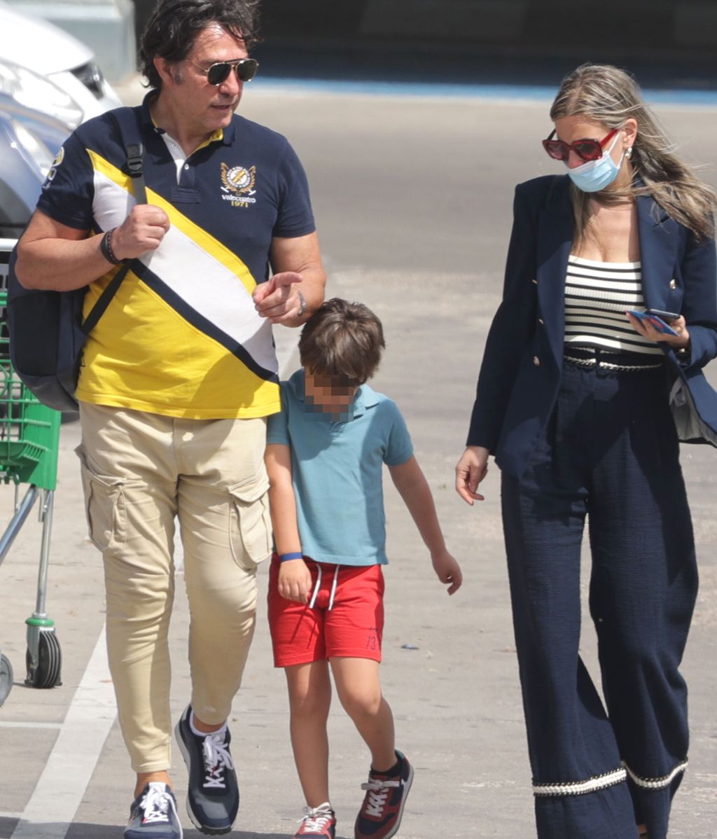 Luis Lorenzo y Arancha Palomino llegan al supermercado junto a su hijo (30 junio 2022)