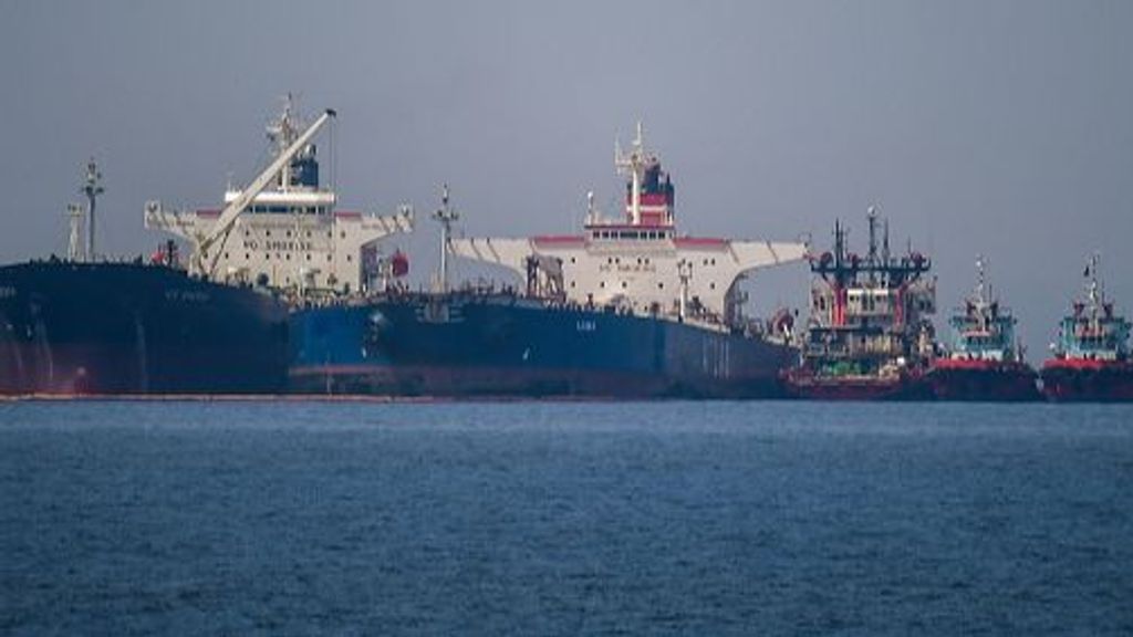 Petroleros transfiriendo crudo en la isla de Evia, Grecia