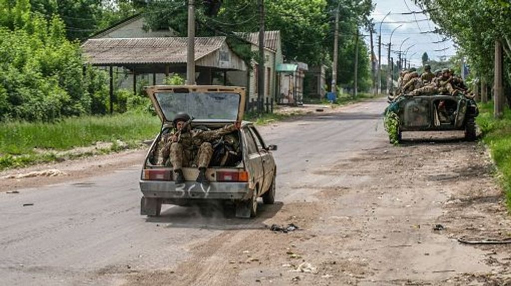 Soldados ucranianos reposicionándose en Sievierodonetsk