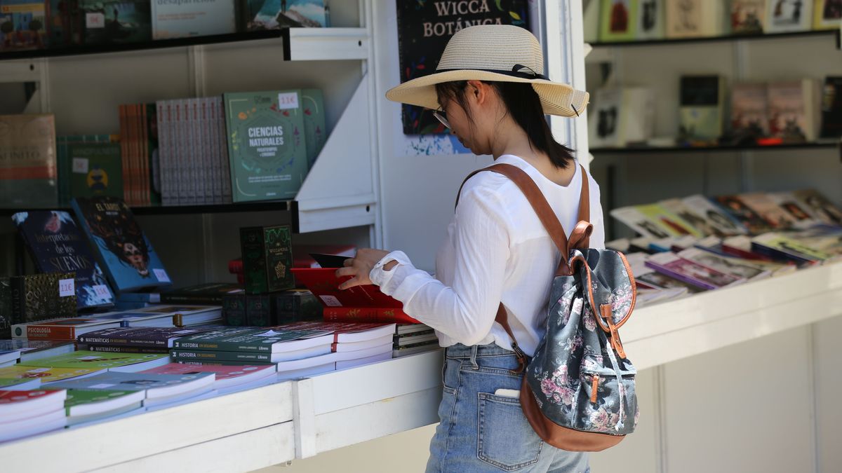 Una chica en la Feria del Libro de Madrid