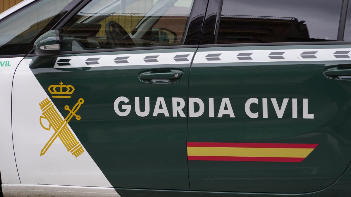 Vehículo de la Guardia Civil Vehículo de la Guardia Civil