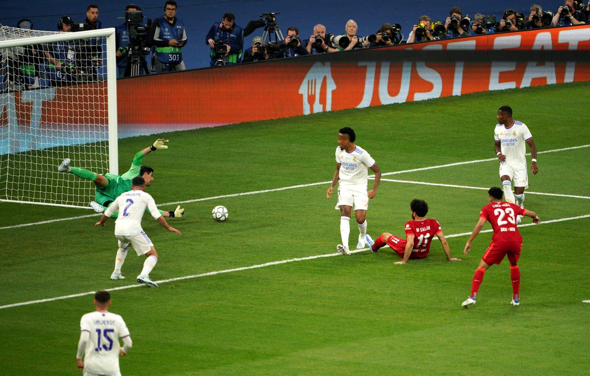 Courtois realiza una parada a Salah en la primera parte de la final de la Liga de Campeones 2021-2022