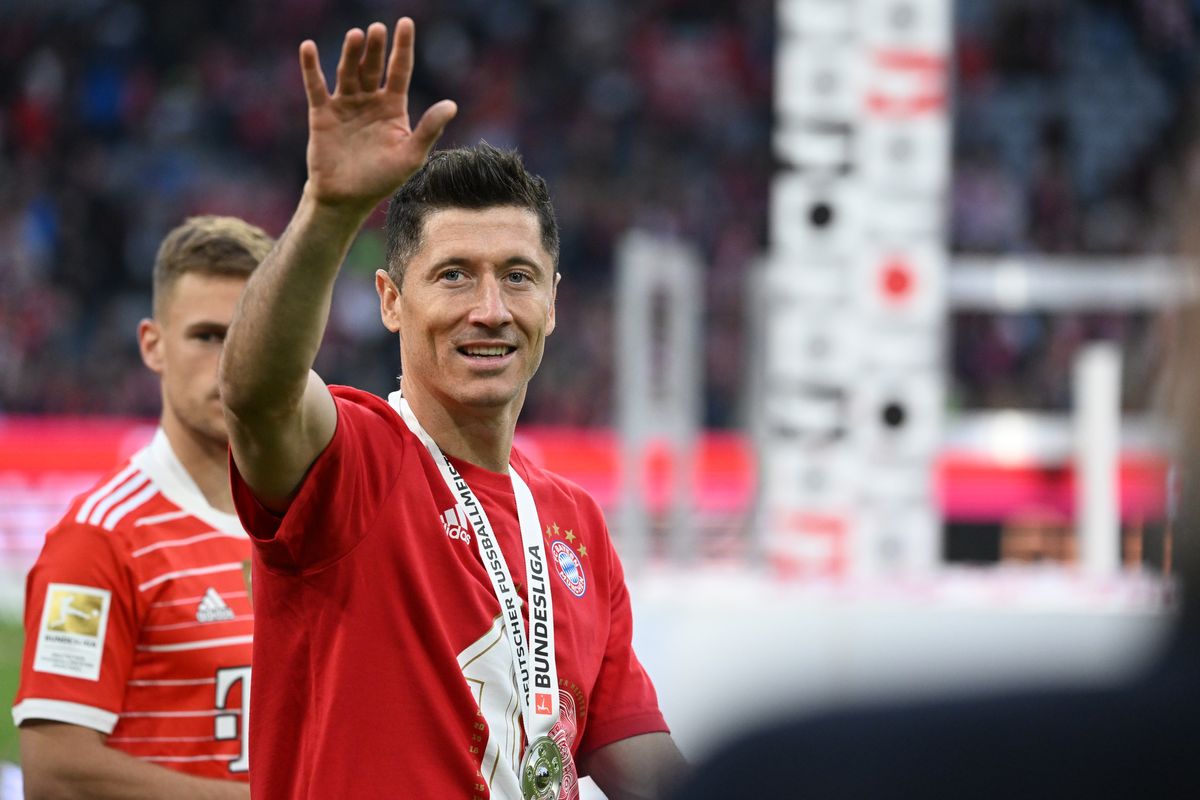 El jugdor del Bayern Robert Lewandowski celebra el tútilo de la Bundesliga 2021-2022. El jugdor del Bayern Robert Lewandowski celebra el tútilo de la Bundesliga 2021-2022.