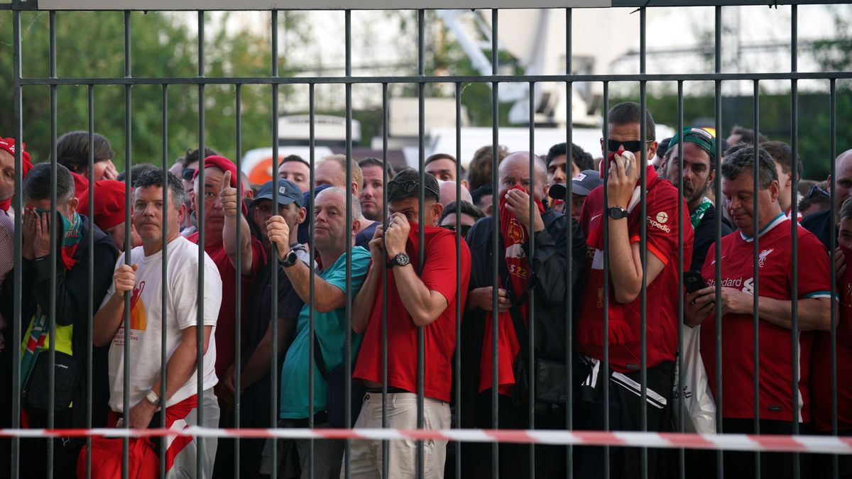 Aficionados del Liverpool forman colas para entrar en el Stade de France Aficionados del Liverpool forman colas para entrar en el Stade de France