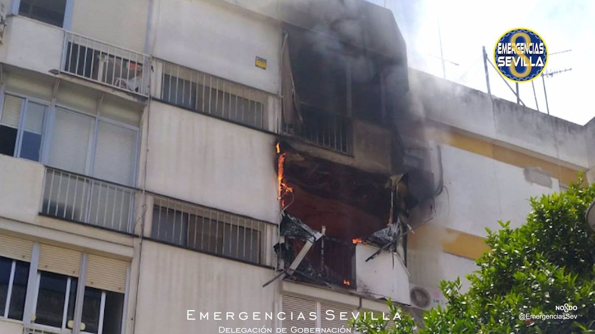 Aparatoso incendio en Sevilla calcina una vivienda