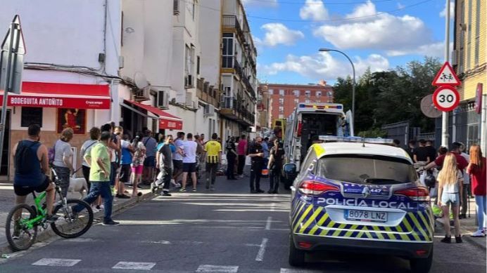 Atropellan a un adulto y dos menores en una calle de Sevilla: el vehículo circulaba sin seguro