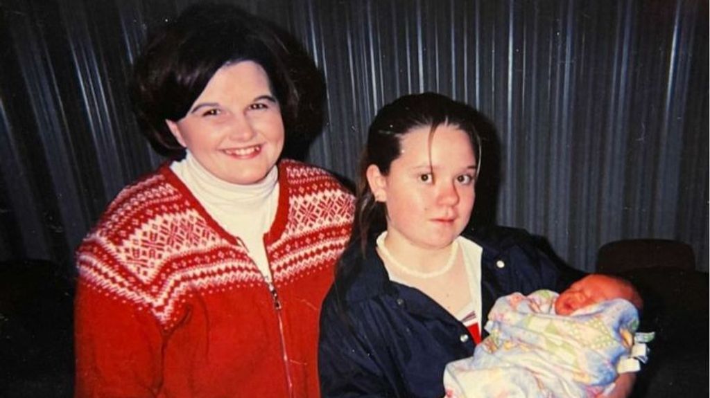 Benjamin, cuando era bebé, aparece en la foto con su madre biológica, Holly Shearer, y su madre adoptiva, Angela Hulleberg