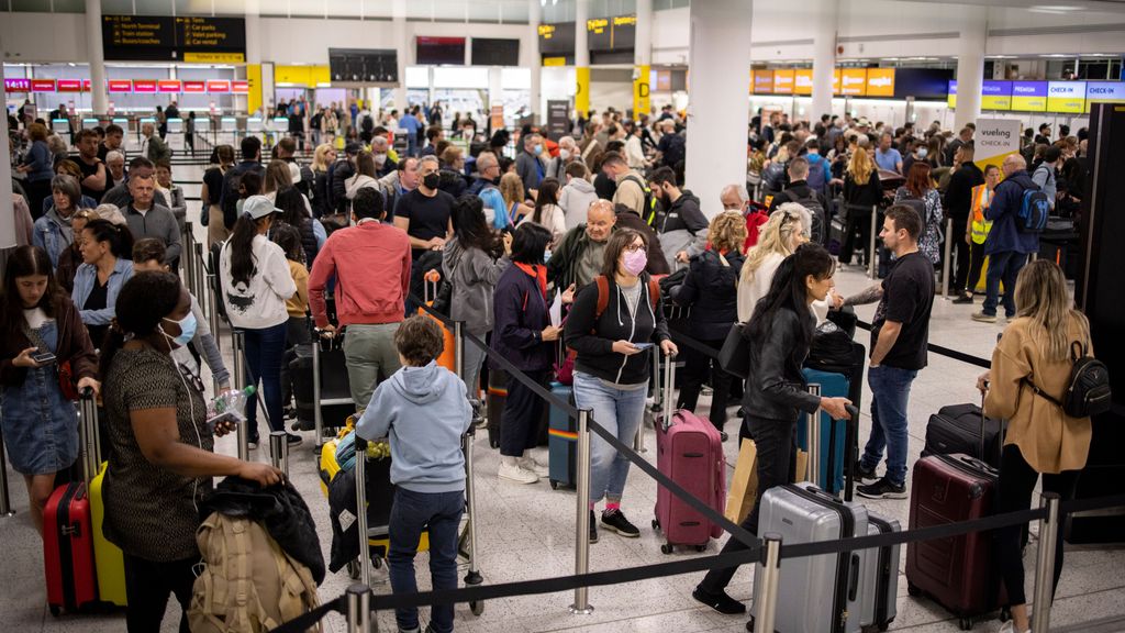 Caos en los aeropuertos británicos por falta de personal y cancelación de vuelos
