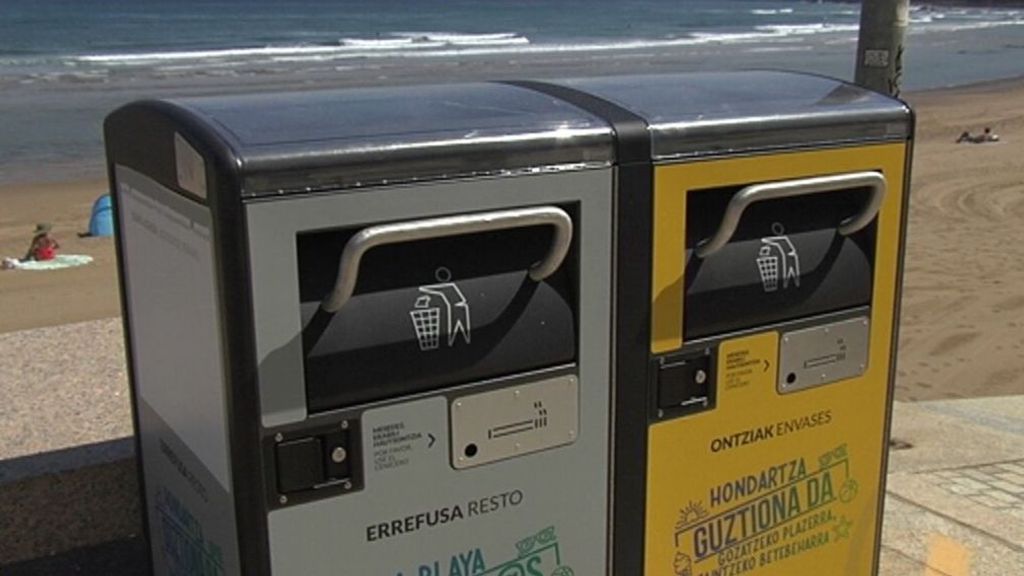 Detalle de las papeleras instalas en Bakio