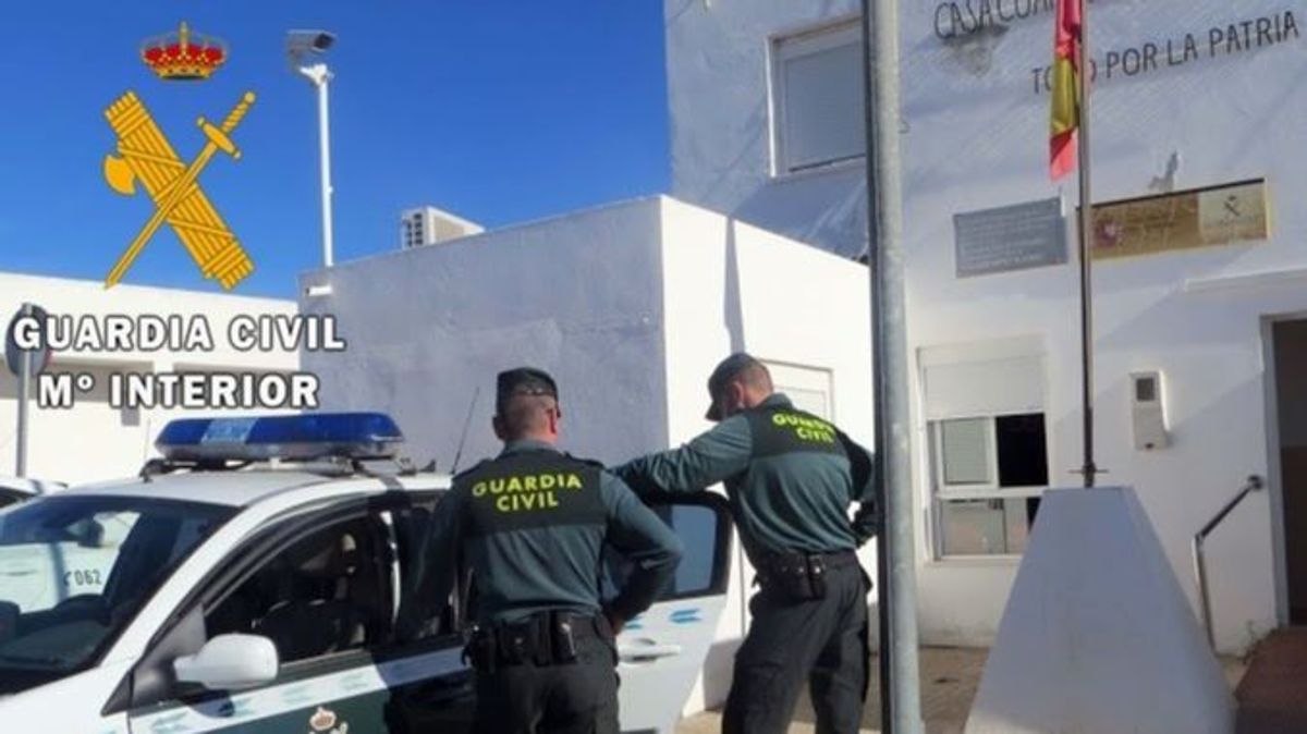 Dos guardias civiles en Níjar (Almería) Dos guardias civiles en Níjar (Almería)