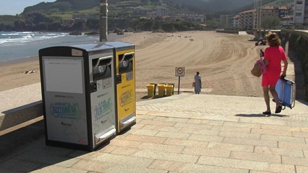 Dos papeleras inteligentes instaladas en la playa Dos papeleras inteligentes instaladas en la playa