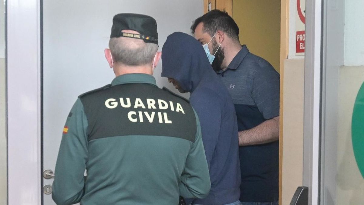 El arrestado, a su llegada al juzgado de Carballo. El arrestado, a su llegada al juzgado de Carballo.