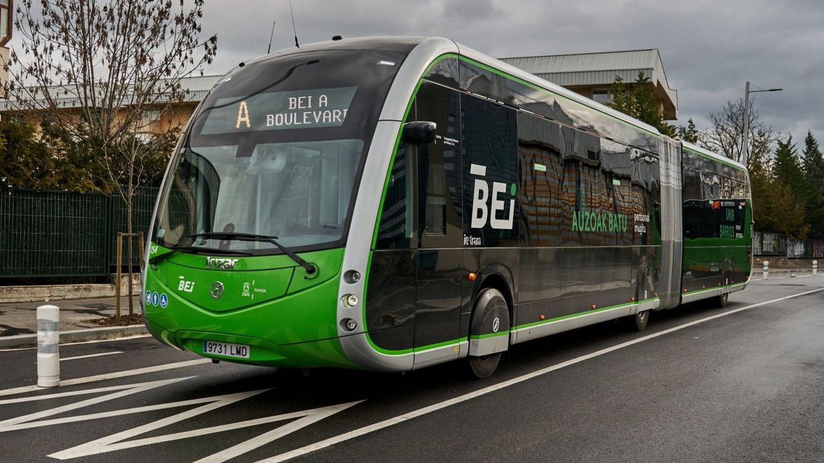 El Bus Eléctrico Inteligente (BEI) circula por una carretera El Bus Eléctrico Inteligente (BEI) circula por una carretera