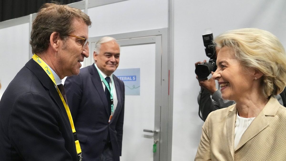 El líder del PP, Alberto Núñez Feijóo, saluda a la presidenta de la Comisión Europea, Ursula Von der Layen, en Rotterdam