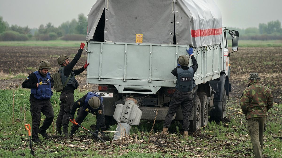 Expertos en desactivación de bombas del Servicio Estatal de Emergencia de Ucrania