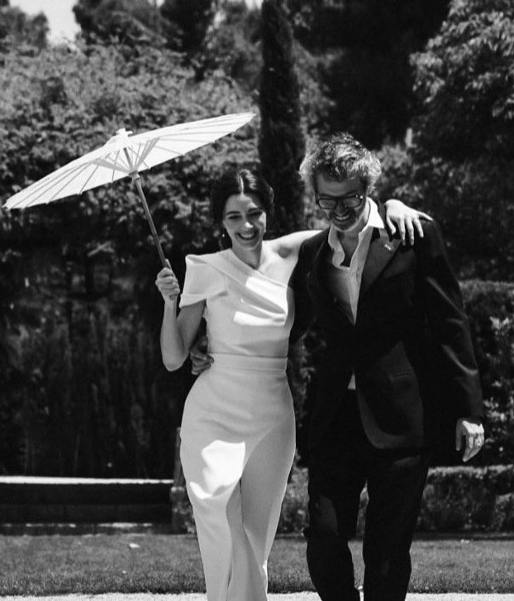 La novia se protegió del sol con una sombrilla de estilo oriental