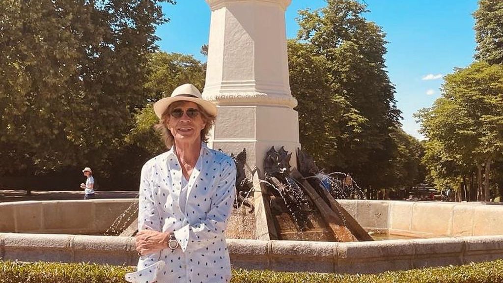 Mick Jagger junto al Ángel Caído del parque del Retiro