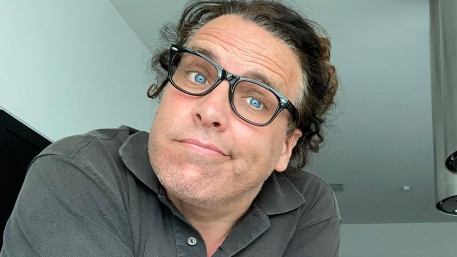 Torito abre las puertas de su moderna cocina con campana extractora tubular