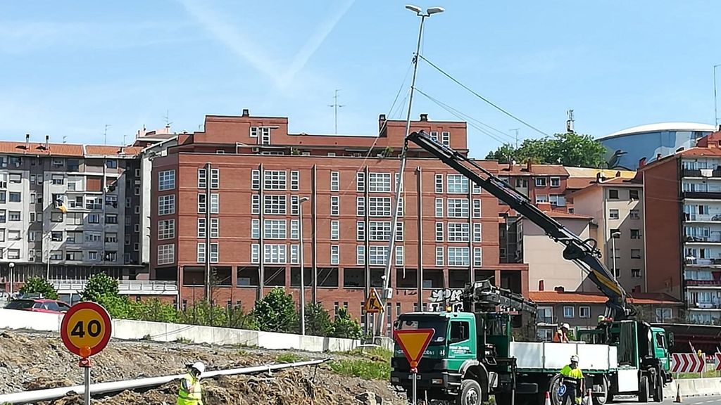Trabajos para retirar las farolas derribadas en el puente de Rontegi