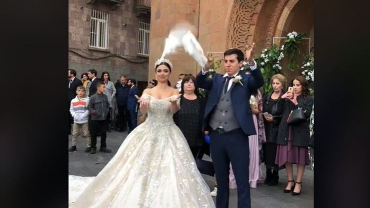 Una pareja recién casada intenta hacer volar dos palomas blancas y el acto sale mal