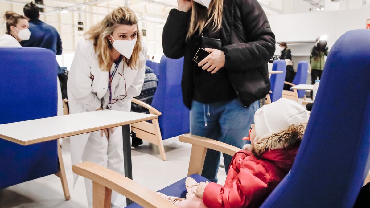 Una sanitaria atiende a un bebé y su madre Una sanitaria atiende a un bebé y su madre