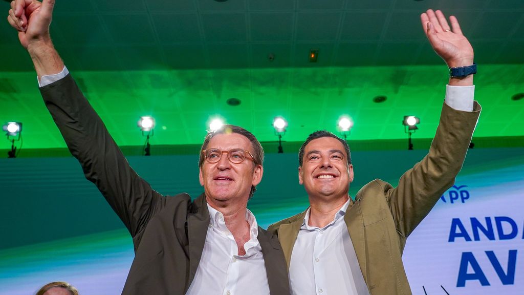 Alberto Núñez Feijóo y Juanma Moreno en un acto electoral en Andalucía