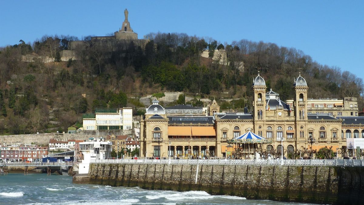 Ayuntamiento donostiarra con Urgull de fondo Ayuntamiento donostiarra con Urgull de fondo