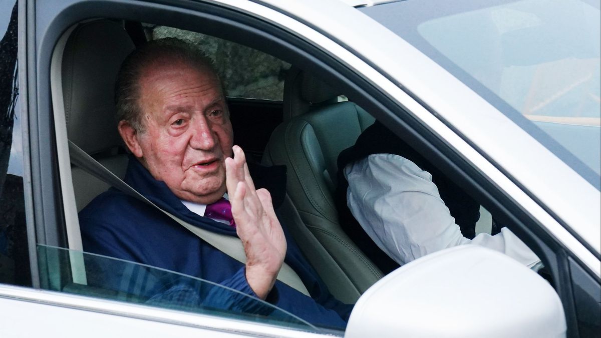 El rey emérito saliendo de Sanxenxo para viajer a Madrid El rey emérito saliendo de Sanxenxo para viajer a Madrid