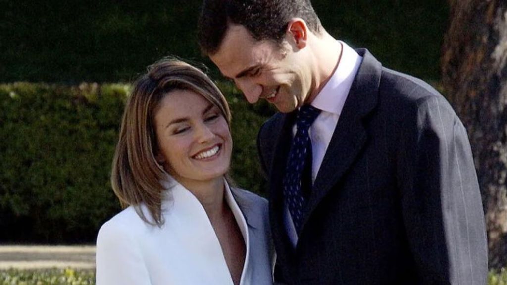Felipe y Letizia, el día de su compromiso (2004)