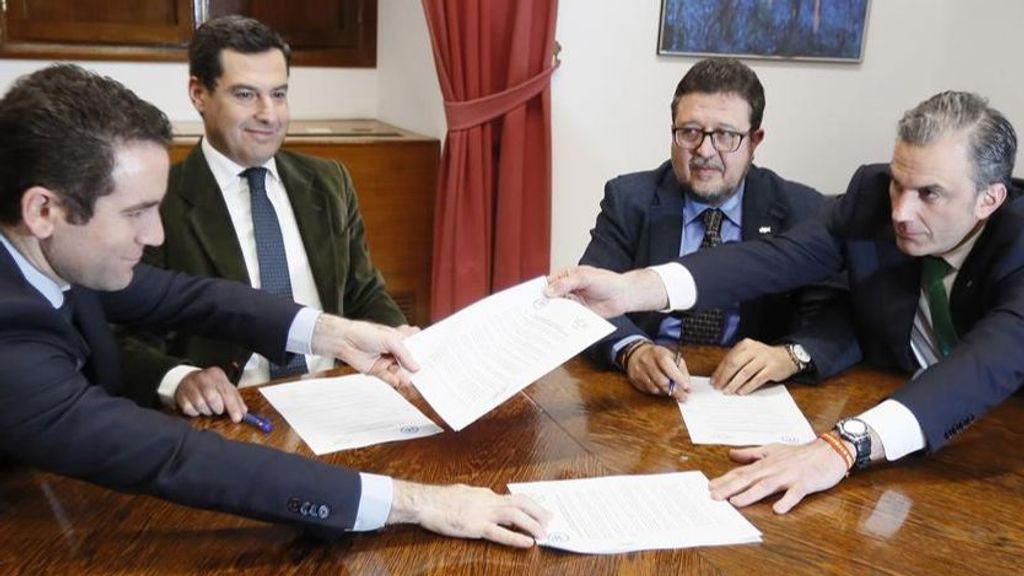 García Egea, Ortega Smith y Juanma Moreno firman el acuerdo de investidura de 2019