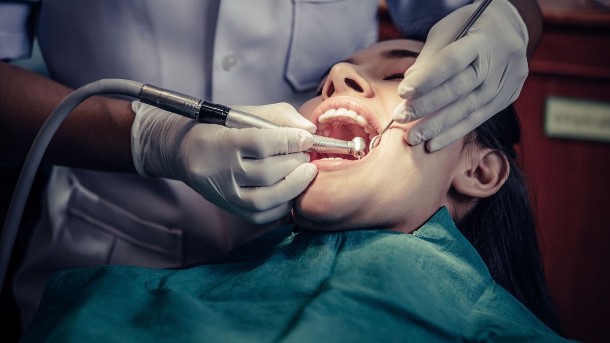 Intervención a una paciente en la consulta del dentista Intervención a una paciente en la consulta del dentista