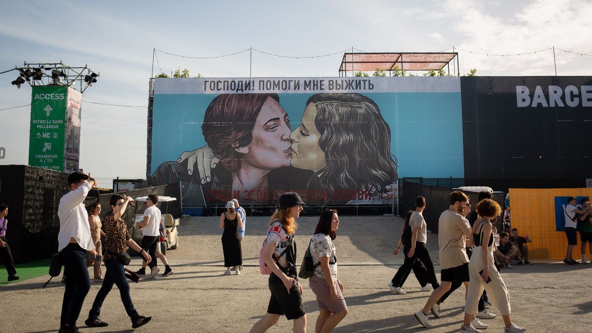 Isabel Díaz Ayuso y Ada Colau se "besan" en el Primavera Sound de Barcelona Isabel Díaz Ayuso y Ada Colau se "besan" en el Primavera Sound de Barcelona