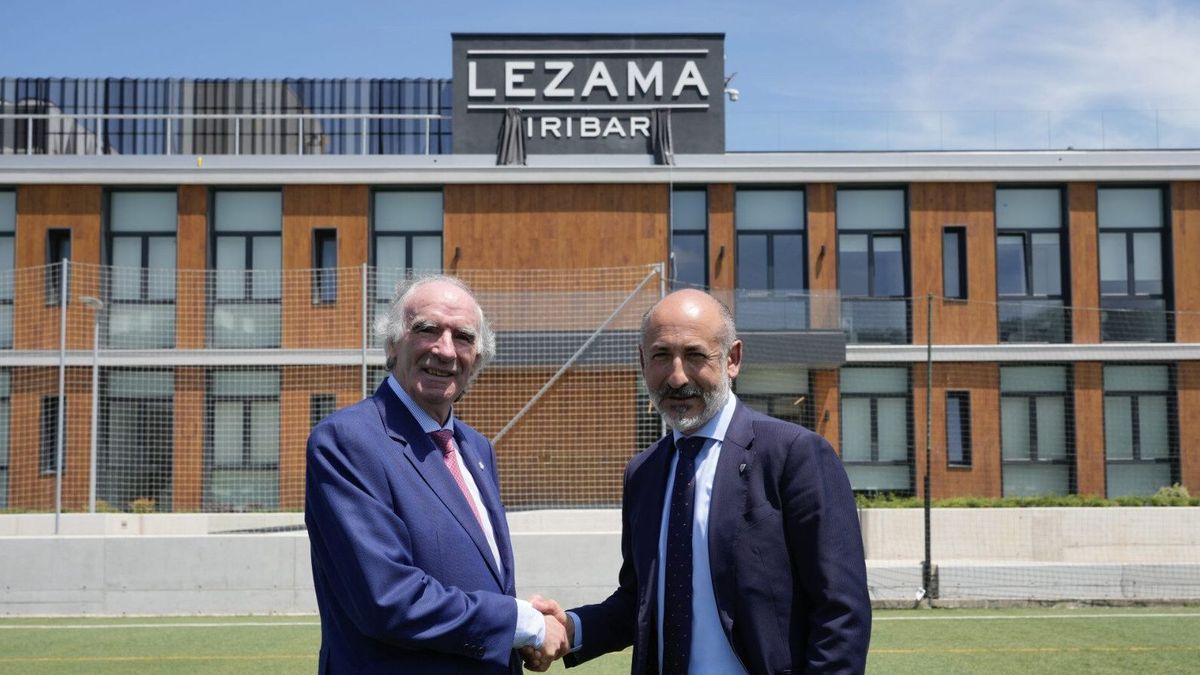 José Ángel Iribar y Aitor Elizegi frente al nuevo edificio José Ángel Iribar y Aitor Elizegi frente al nuevo edificio