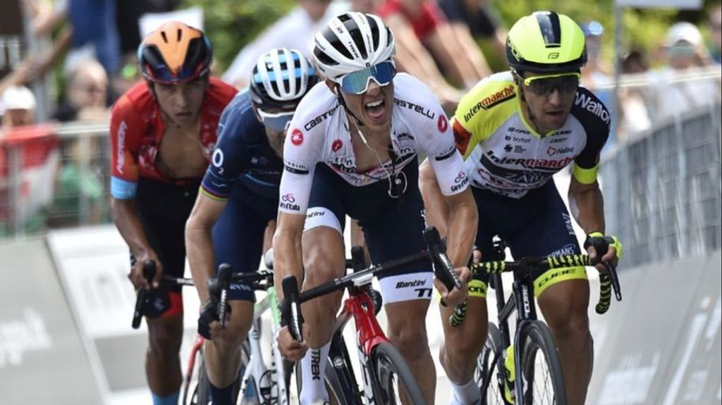 Juan Pedro López con la maglia bianca en el Giro de Italia 2022