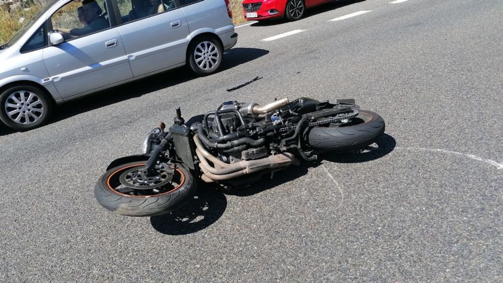 La moto de Xoán, sobre el asfalto.