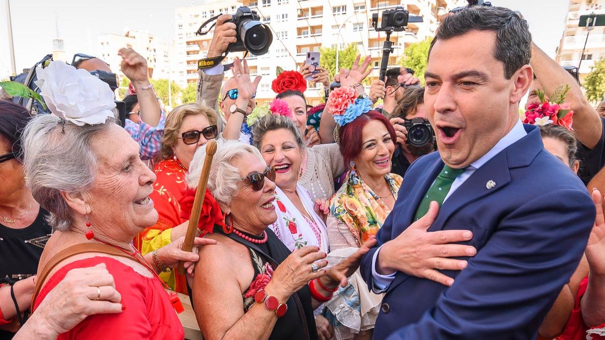 Moreno en campaña saluda a unas flamencas veteranas