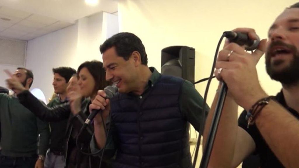 Juanma Moreno se arranca a cantar en la campaña de las andaluzas de 2018