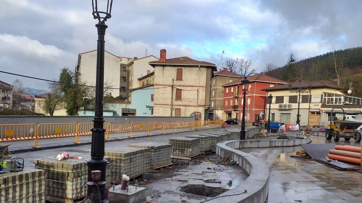 Obras en la Plaza de Aranguren en Zalla