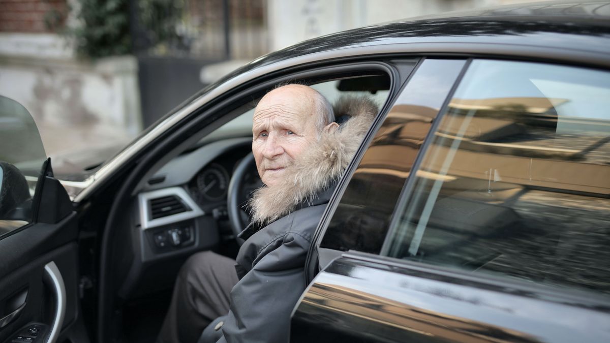 ¿Qué requisitos se piden a los mayores de 65 años para renovar el carné de conducir?