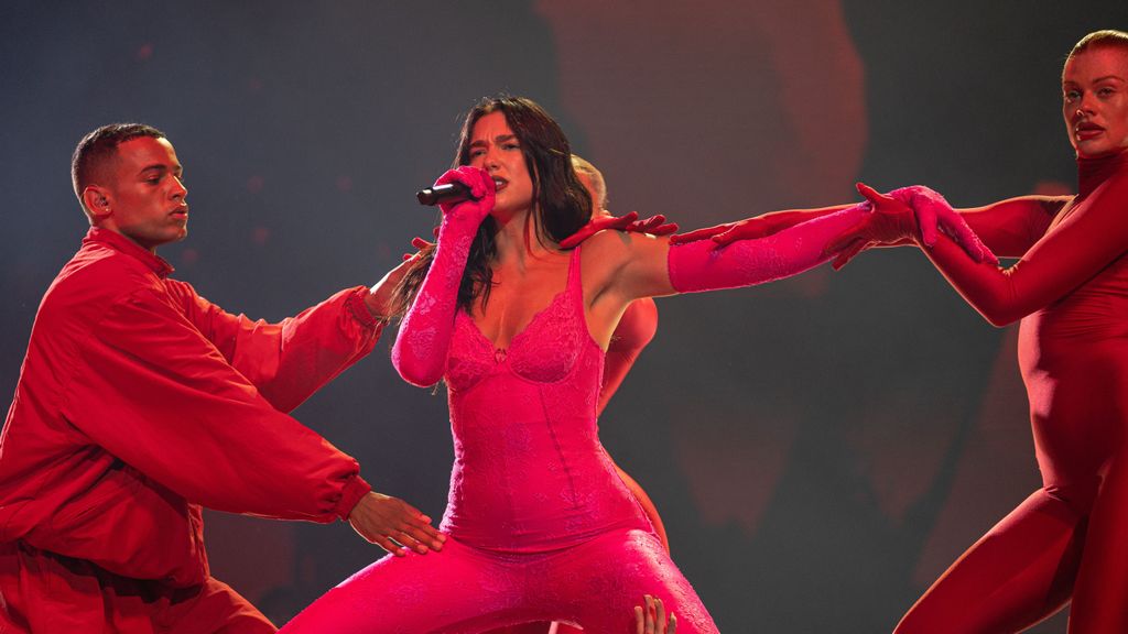 Segunda caída de Dua Lipa en la semana, pero esta vez en Barcelona