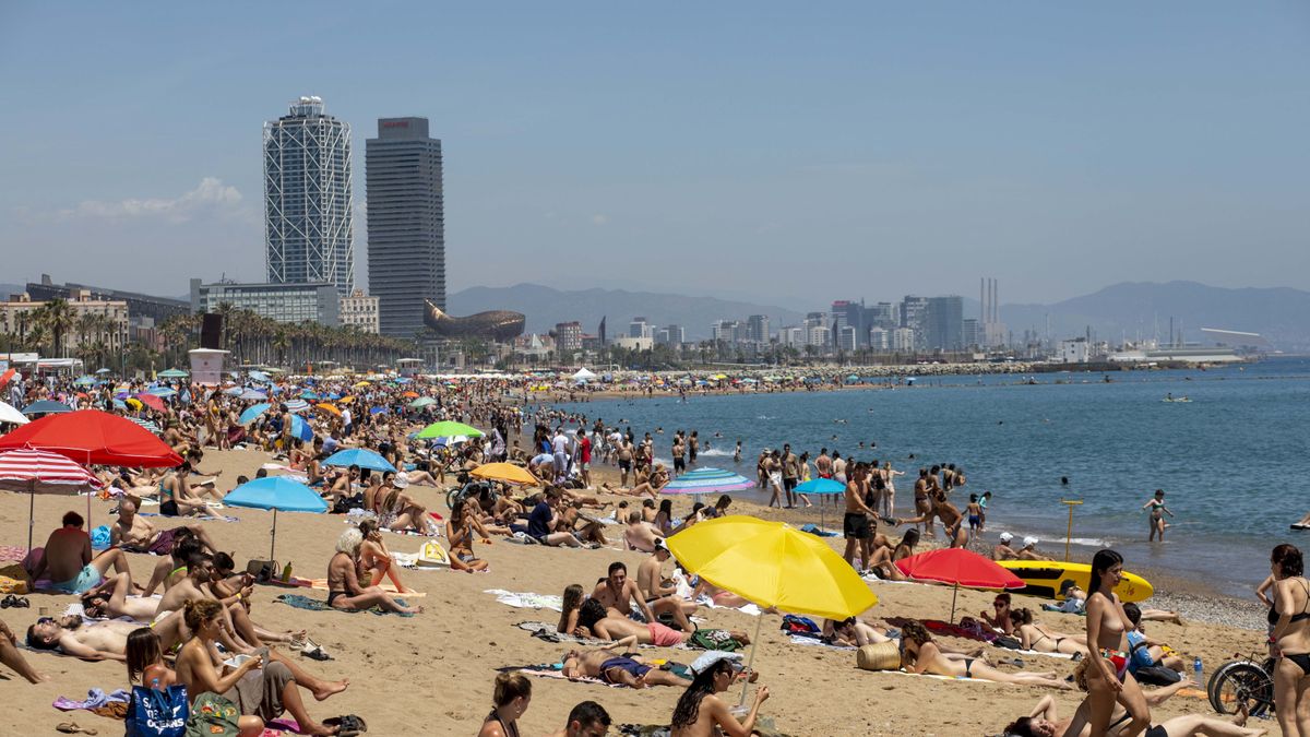 Turistas en la playa en Barcelona el pasado 28 de mayo
