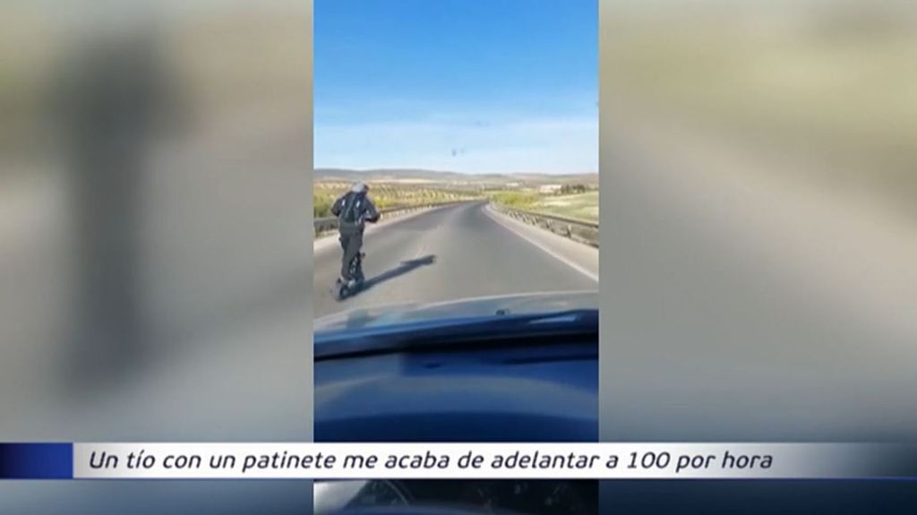 Un hombre en patinete eléctrico adelanta a un coche en una carretera de Málaga: circulaba a 100 km/h.