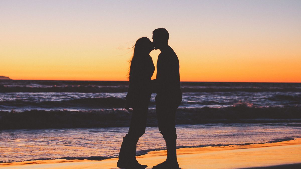 Una pareja en la playa