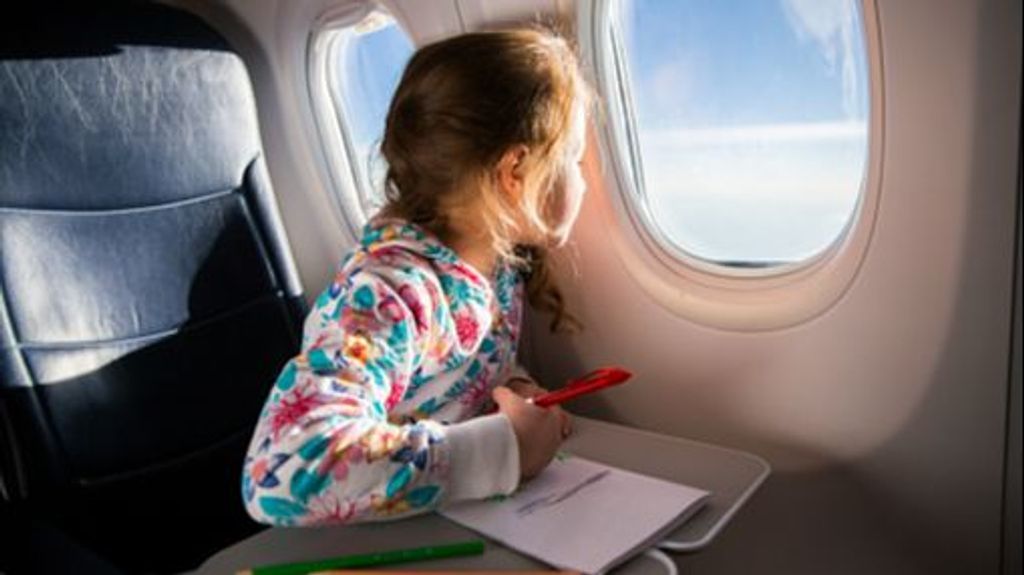 Ve preparado con entretenimiento para el niño durante el vuelo.