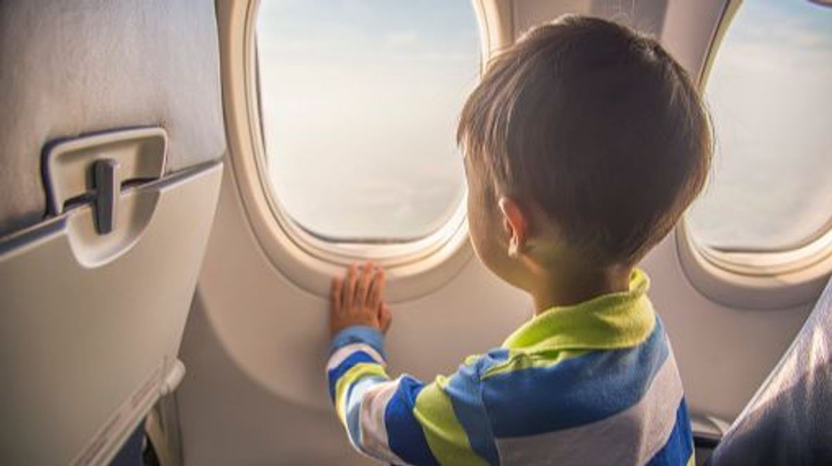 Viajar en avión con niños. Viajar en avión con niños.