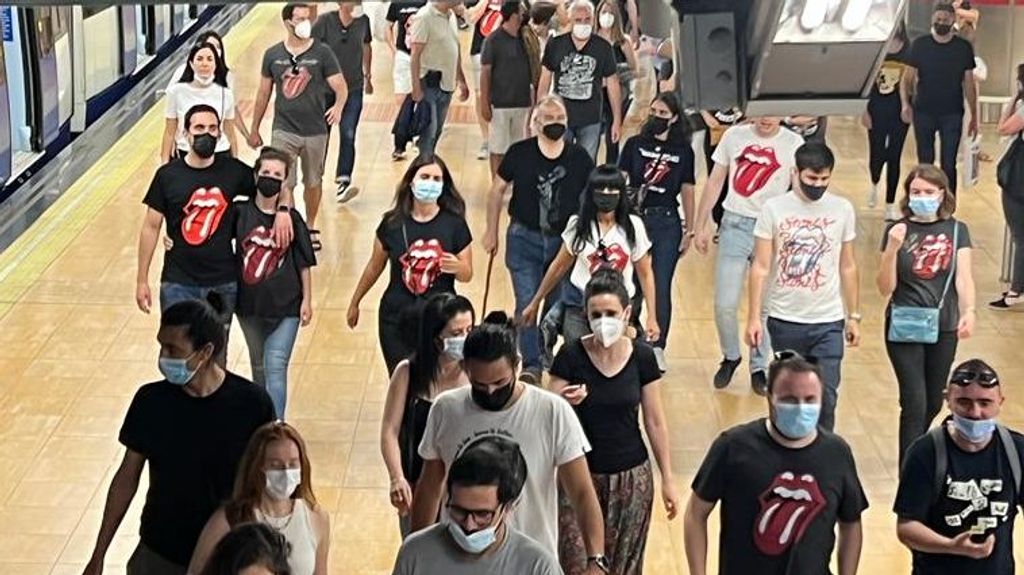 La salida del metro, llena de camisetas y lenguas