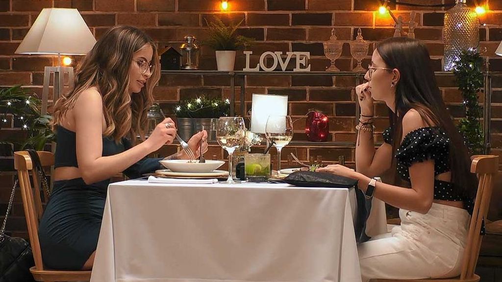 Ana y Carla en su cita en 'First Dates'